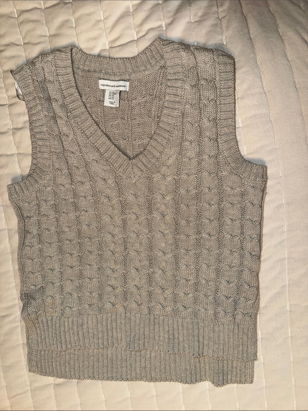 cupcakes & cashmere Cable Knit V-Neck Sweater Vest in Light grey